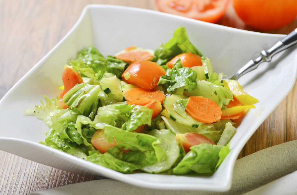 Fotografia 7 Articolo un piatto di insalata con pomodori e carote